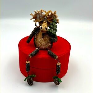 Moose resin Christmas ornament or sit on shelf
￼ holding Christmas tree